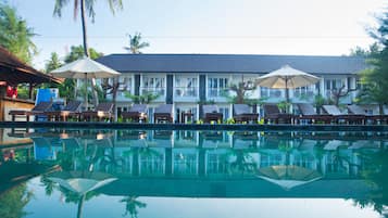 Outdoor pool, pool umbrellas, sun loungers
