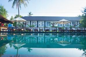 Piscine extérieure, parasols de plage, chaises longues
