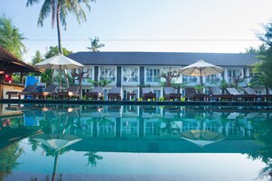 Piscina externa, guarda-sóis, espreguiçadeiras