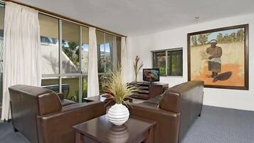 Apartemen, 2 kamar tidur | Ruang keluarga | TV dan pemutar DVD