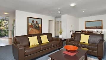 Apartemen, 2 kamar tidur | Ruang keluarga | TV dan pemutar DVD