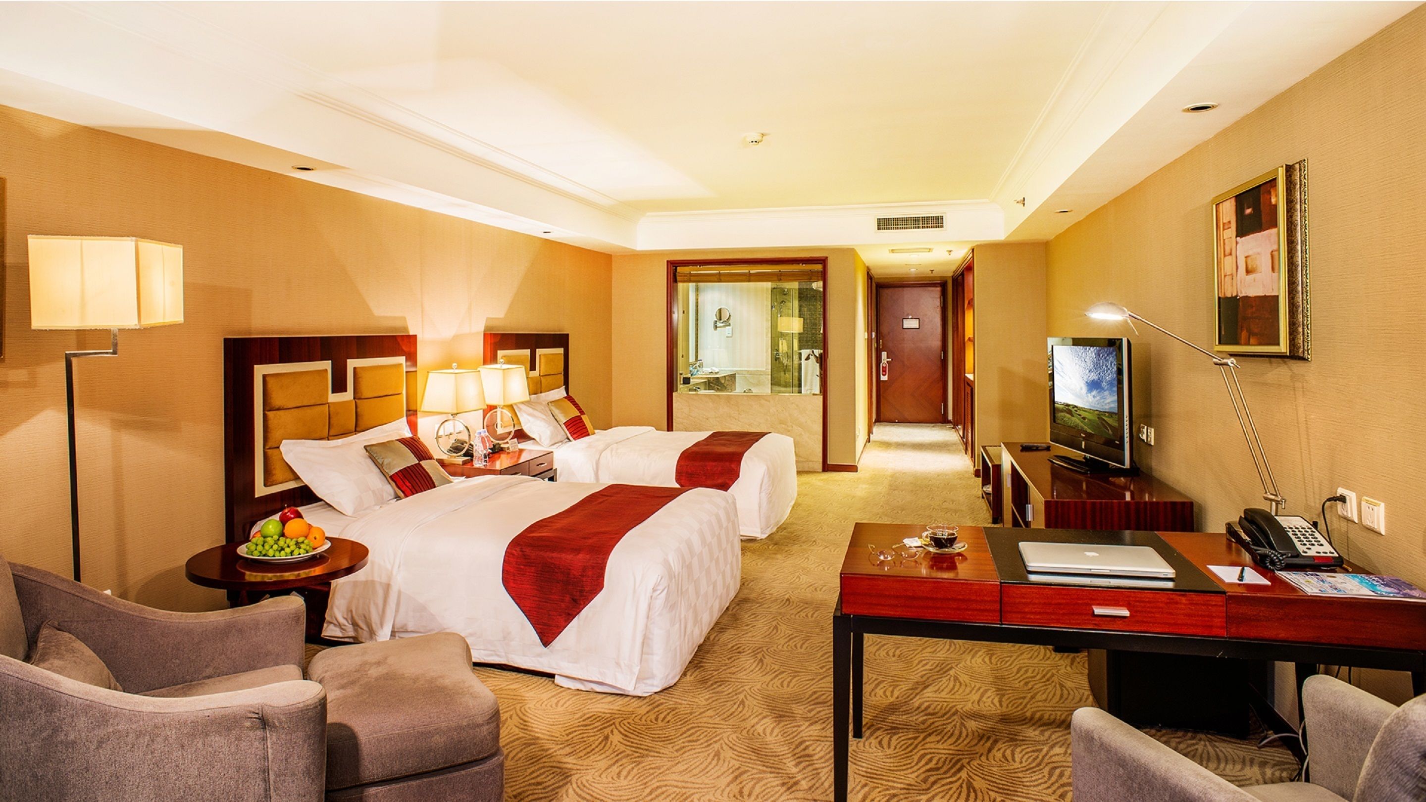 standard room | minibar, in-room safe, desk, iron/ironing board