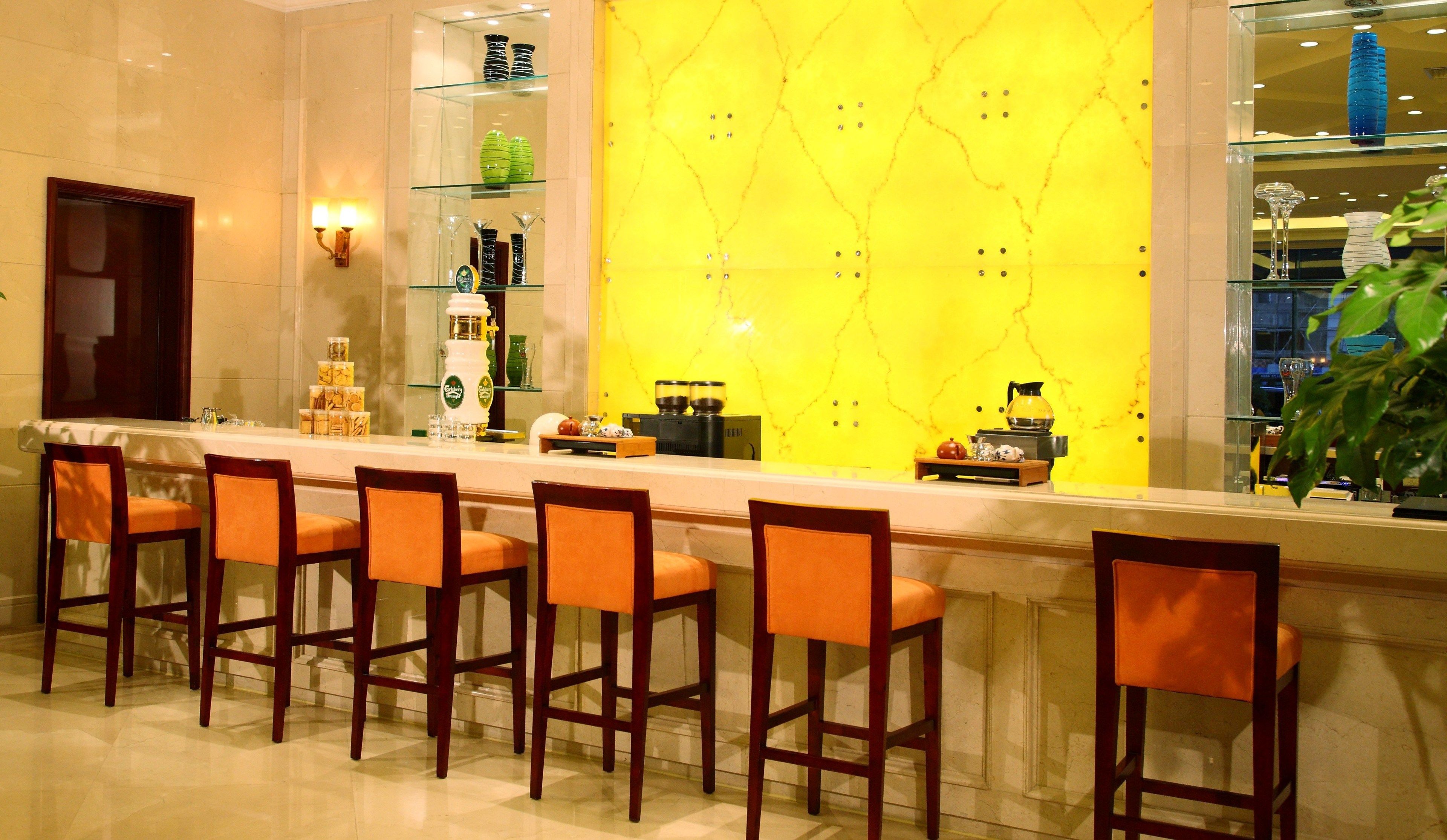 2 bars/lounges, lobby lounge