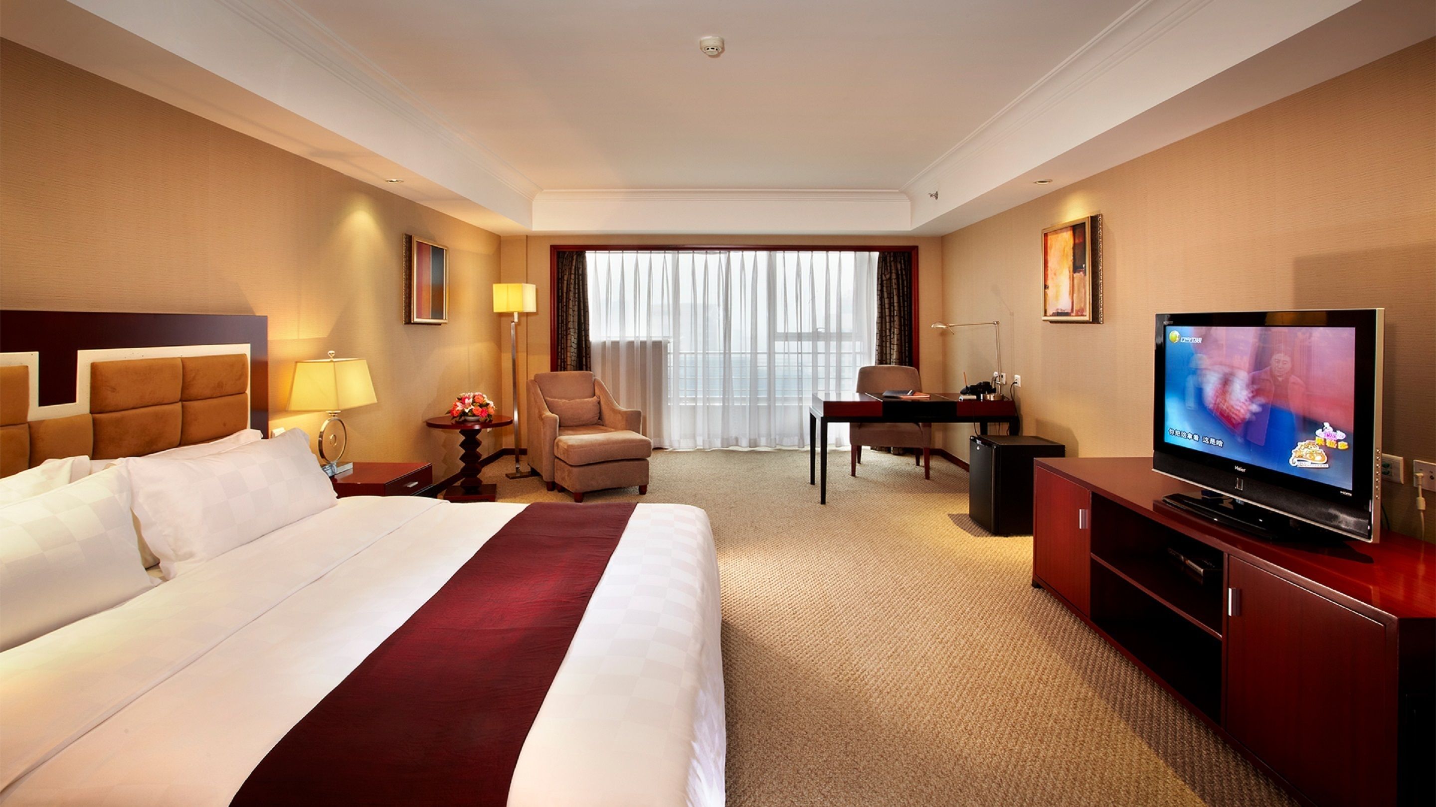 deluxe room | minibar, in-room safe, desk, iron/ironing board