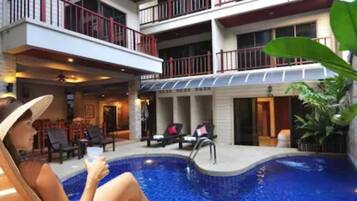 Piscina externa, funciona das 10h às 20h, guarda-sóis, espreguiçadeiras