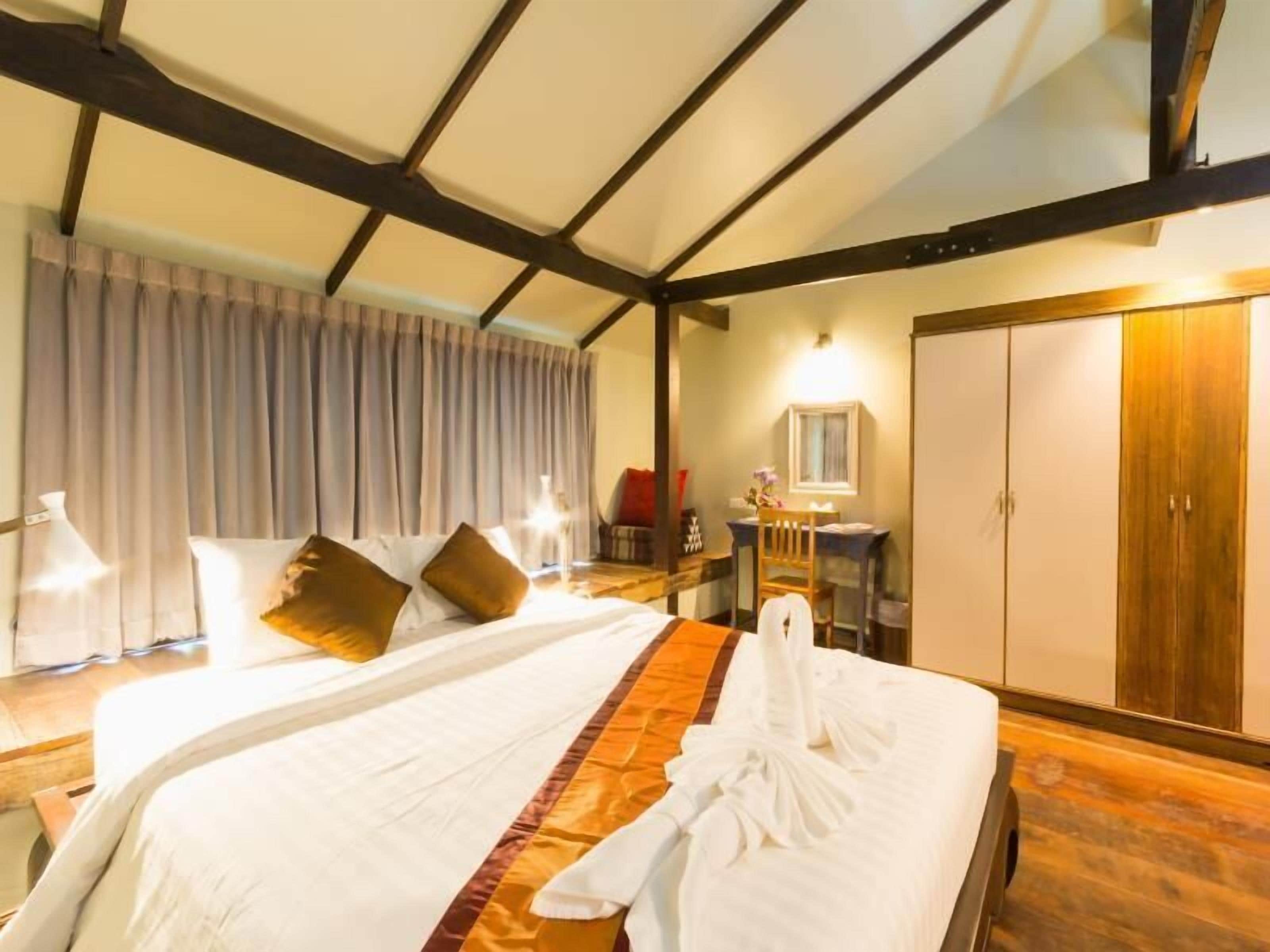 family house, 2 bedrooms, kitchen, courtyard area | 1 bedroom, in-room safe, desk, rollaway beds