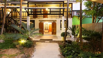 Casa familiar, 2 habitaciones, cocina, en el área del patio | Vista al parque
