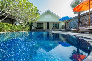 Outdoor pool, pool umbrellas, sun loungers