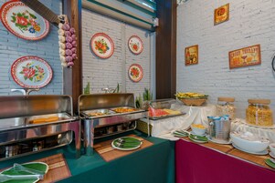 Una barra de buffet con diversos alimentos y aderezos.