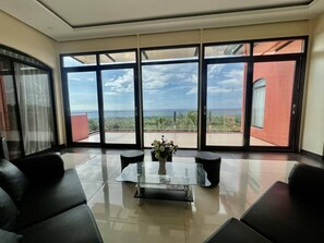 Luxe penthouse | Hypoallergeen beddengoed, pillowtop-bedden, een minibar