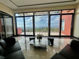 Ropa de cama hipoalergénica, colchones con pillow-top y minibar