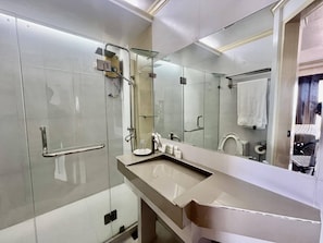 Suíte executiva | Banheiro | Produtos de toalete grátis, secador de cabelo (mediante solicitação)