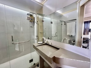 Executive suite | Badkamer | Gratis toiletartikelen, een haardroger, pantoffels, een bidet