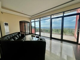 Ropa de cama hipoalergénica, colchones con pillow-top y minibar 