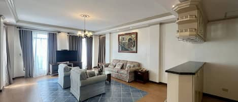 Penthouse Mewah | Area keluarga | TV, monitor komputer, dan printer