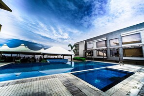 室外游泳池，08:00 至 19:30 开放，日光浴躺椅，现场救生员