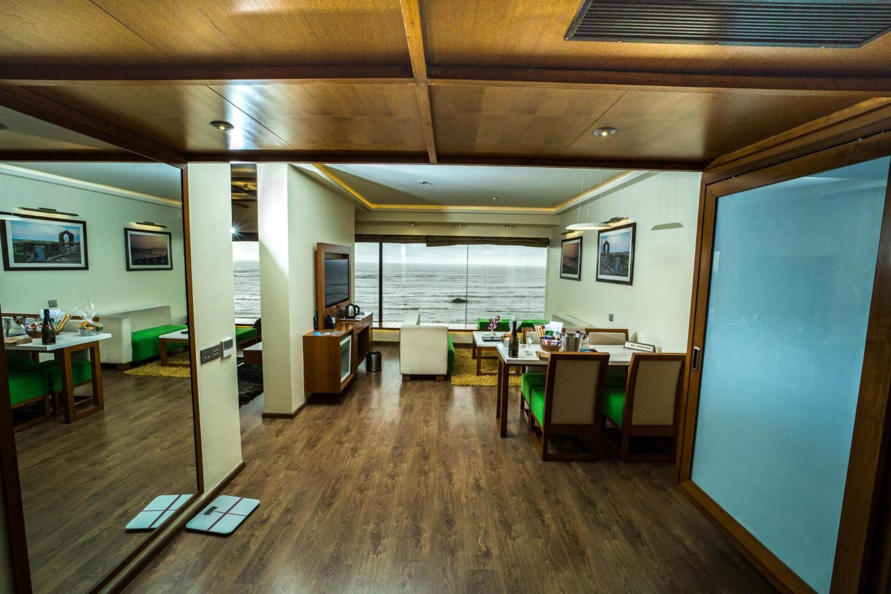 2 ravintolaa, joissa tarjoillaan aamiainen; kansainvälinen keittiö