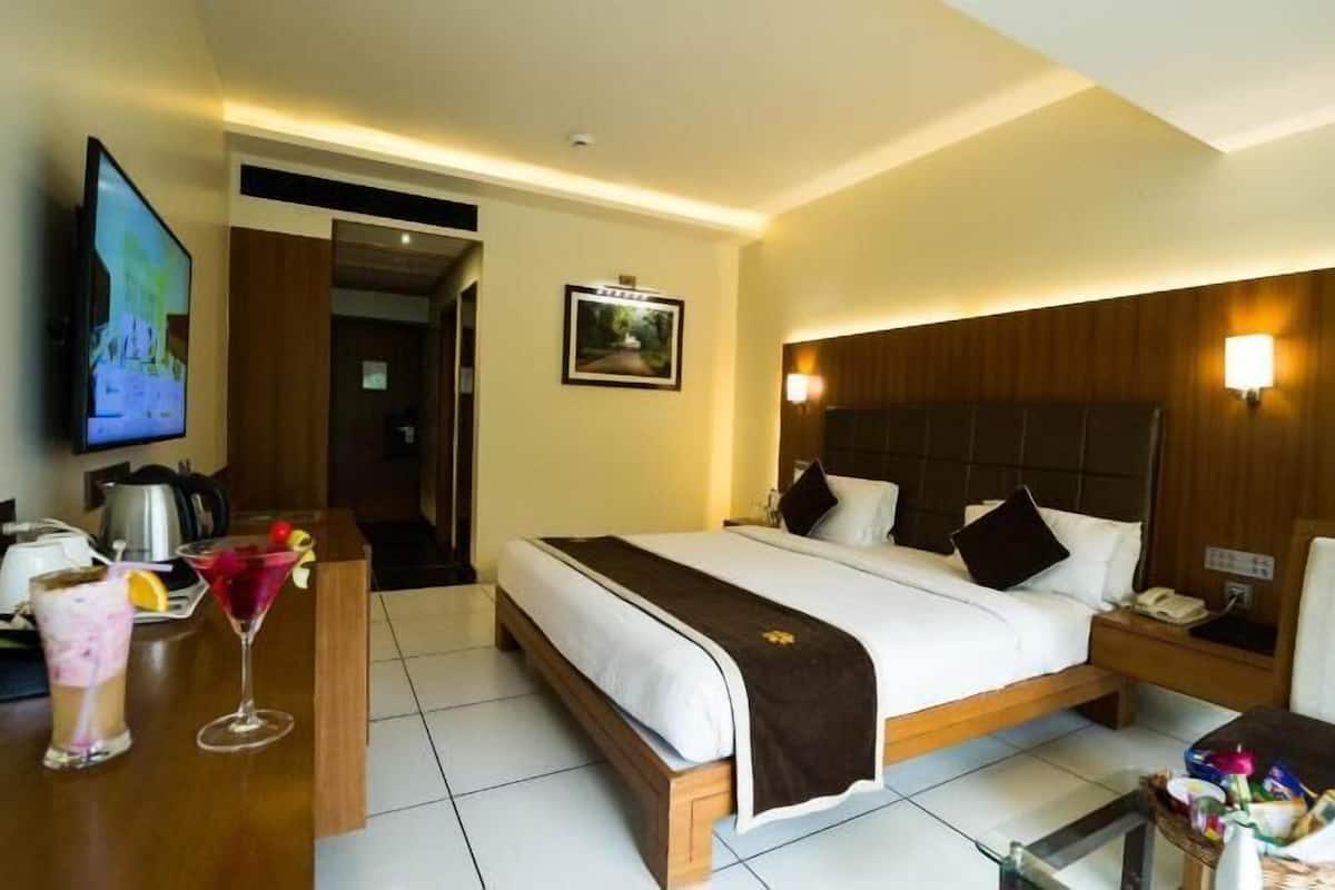 Minibar, in-room safe, desk, iron/ironing board