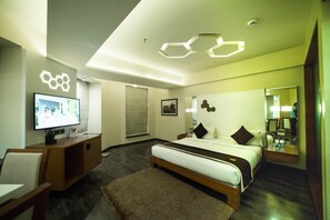 Minibar, in-room safe, desk, iron/ironing board - The Gold Beach Resort (Daman)