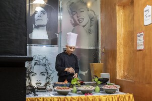 Restaurante con mesas al aire libre 