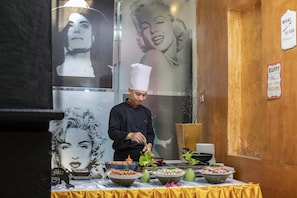 Restaurante con mesas al aire libre