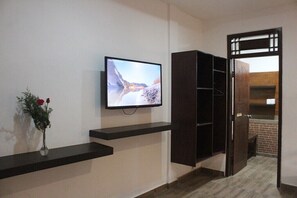 Exclusive-Doppelzimmer, 1 Queen-Bett, Klimaanlage, zum Garten hin | Fernseher