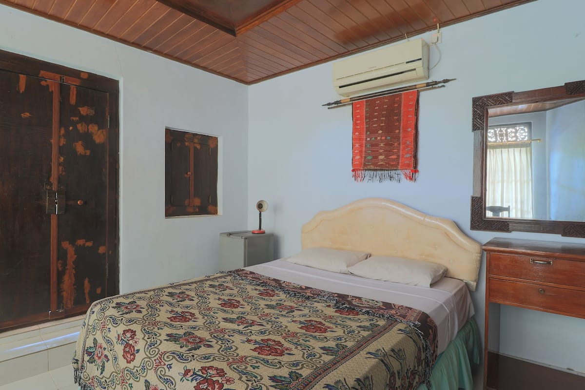 Minibar, in-room safe, desk, laptop workspace