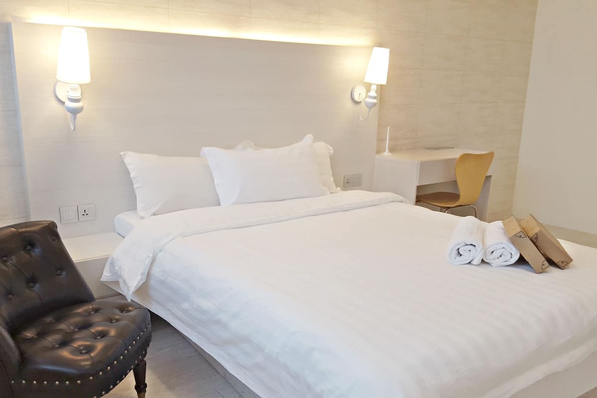 Deluxe Queen Room | Premium bedding, individually decorated, individually furnished, desk