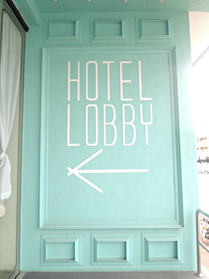 A wall with the words "HOTEL LOBBY" and an arrow pointing left. - Creator Hotel (Kulai)