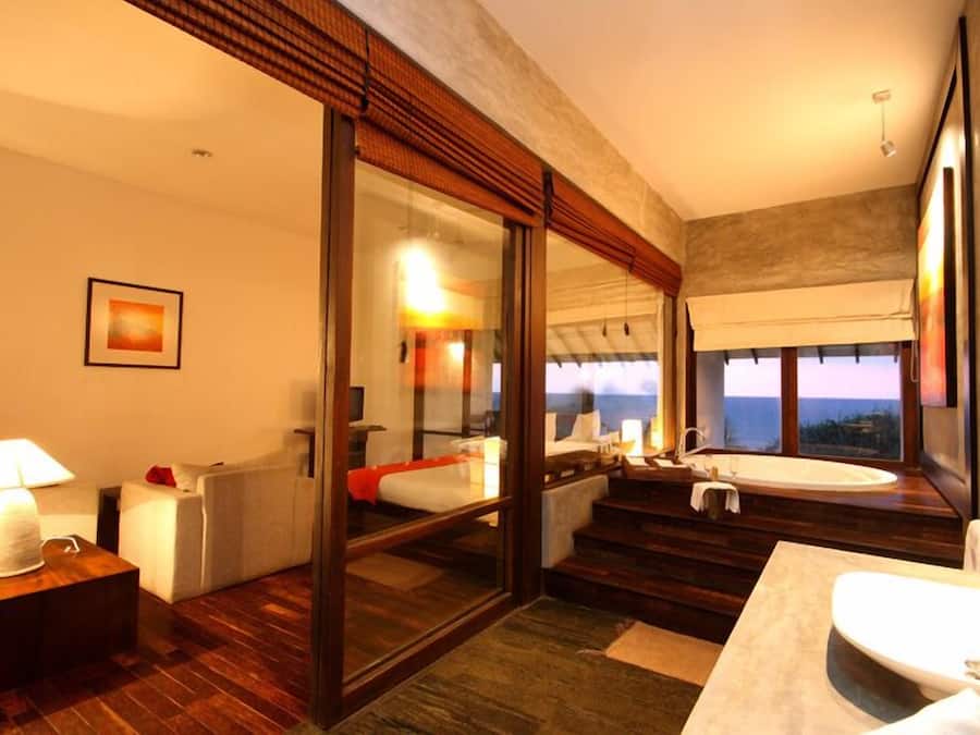 Deluxe Ocean View | Minibar, in-room safe, individually decorated, desk