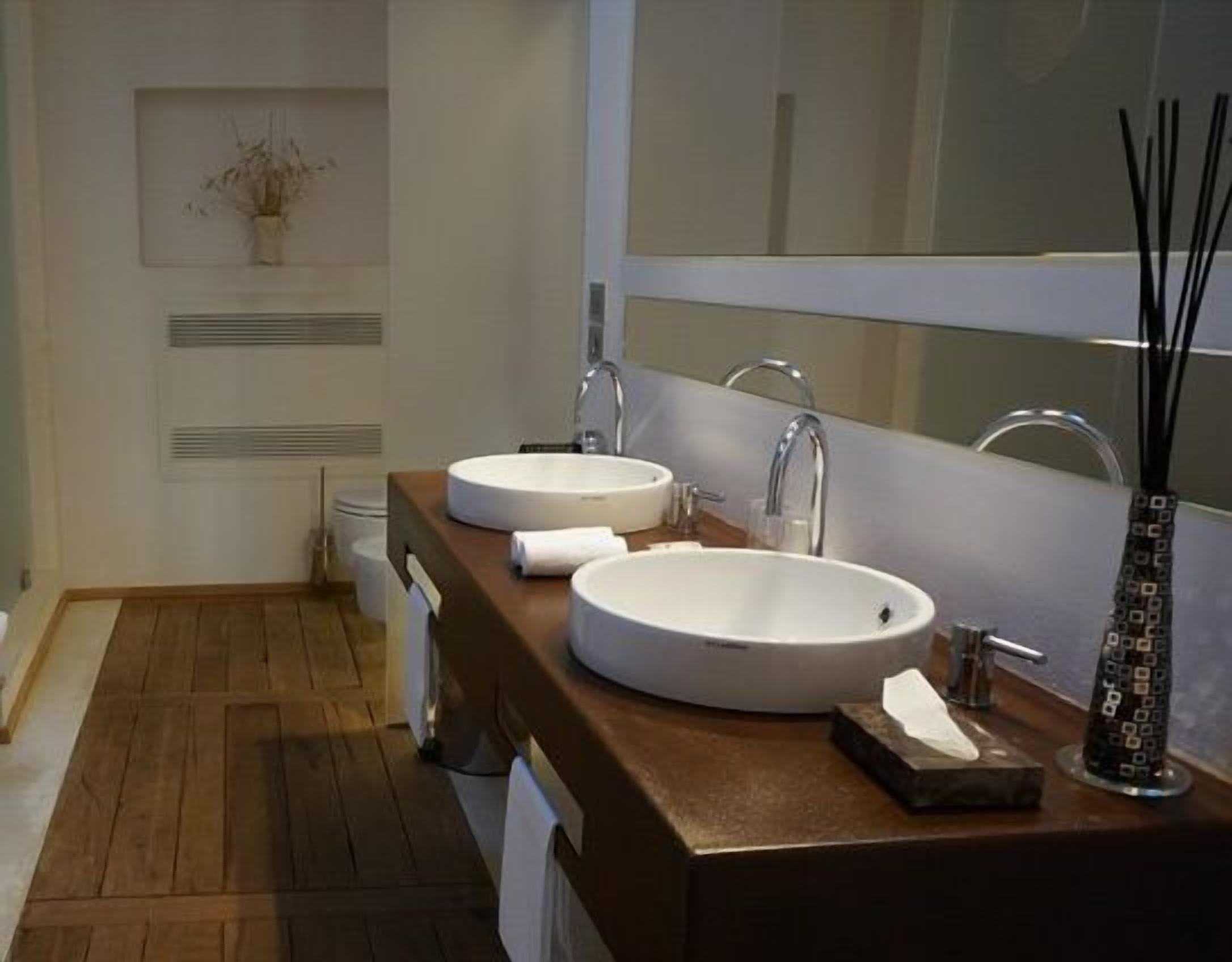 suite | bathroom sink