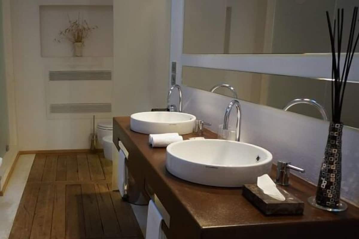 suite | bathroom sink