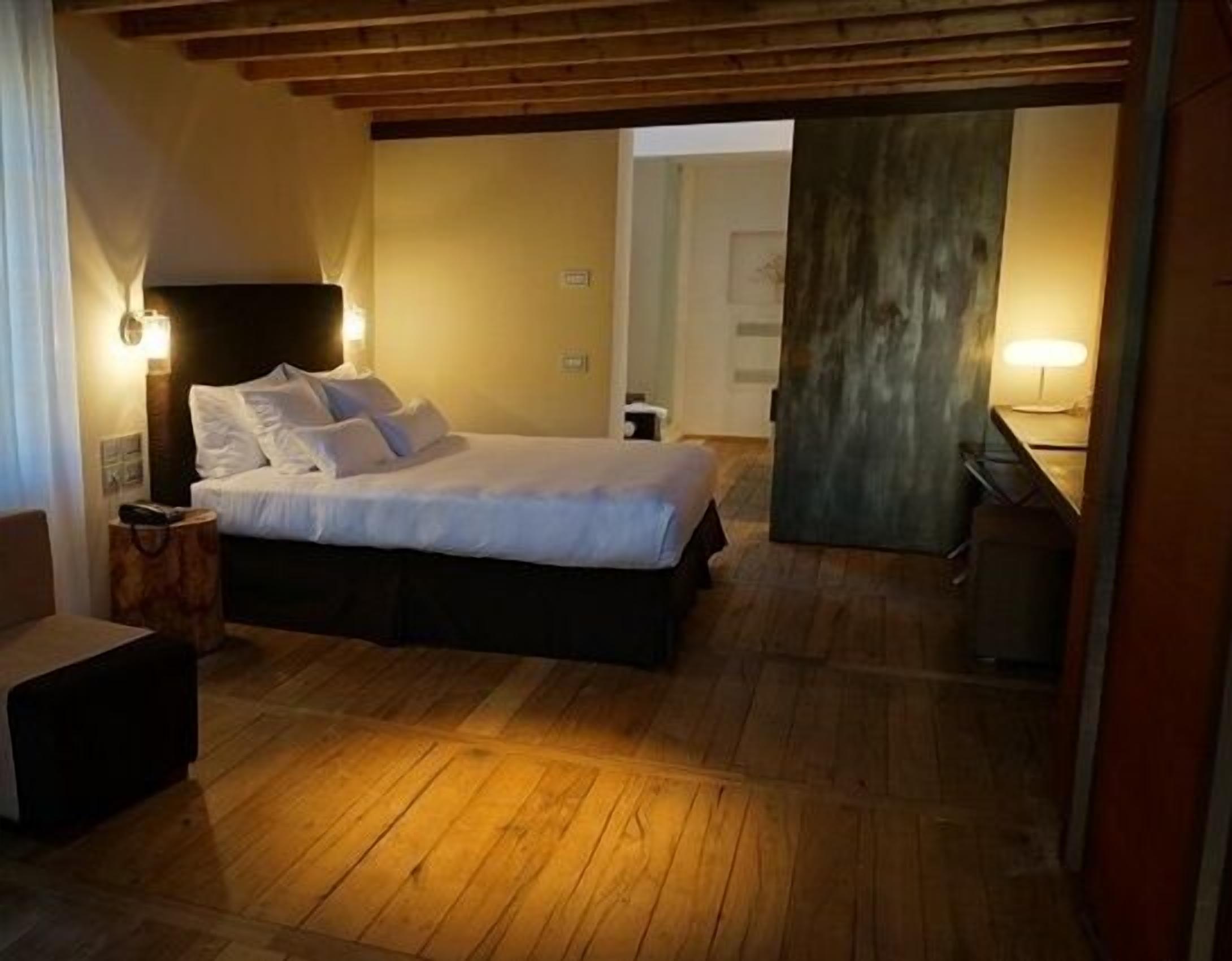 suite | minibar, in-room safe, desk, blackout curtains