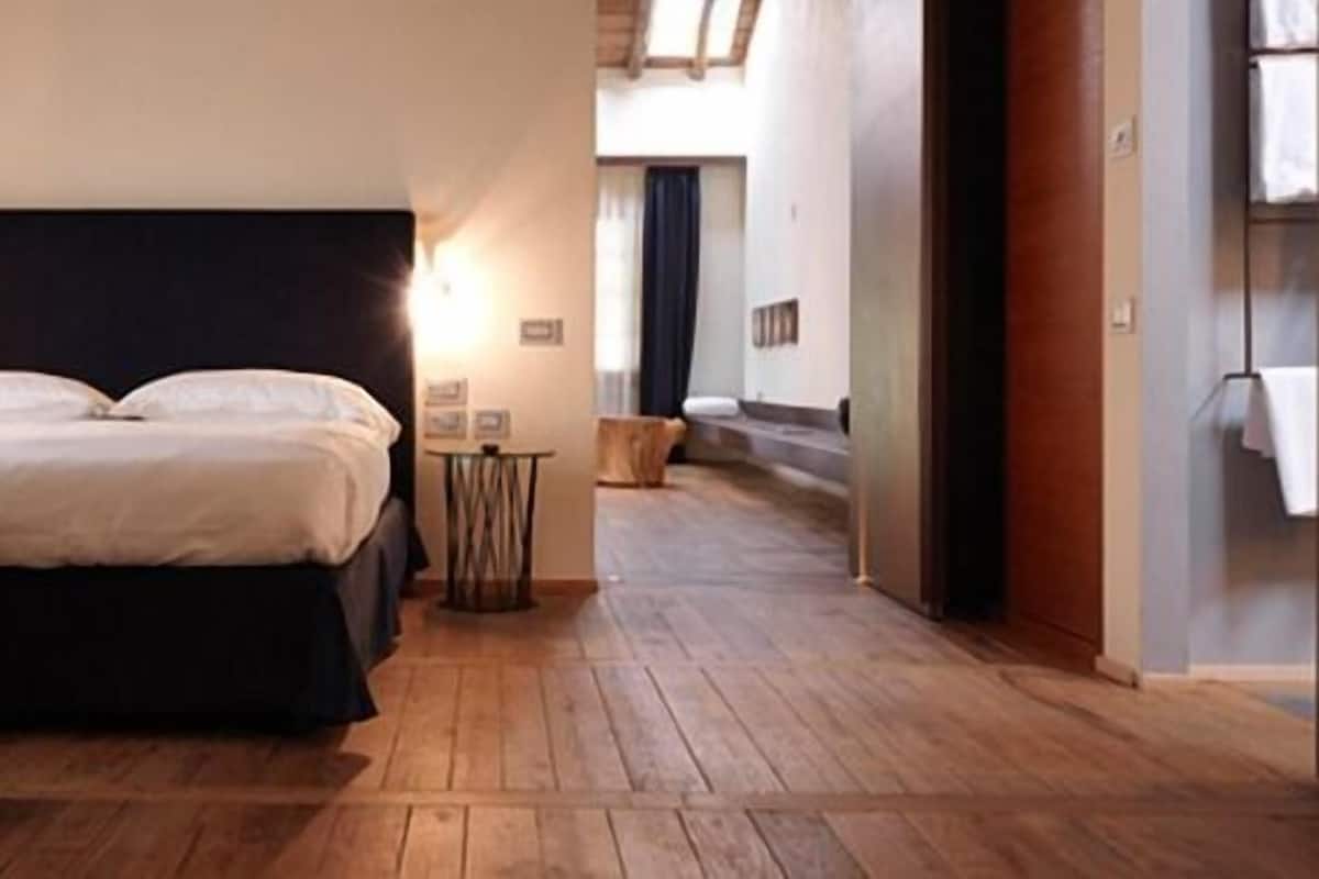 Exclusieve suite | Een minibar, een kluis op de kamer, een bureau, verduisterende gordijnen