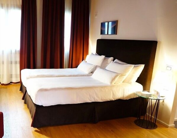 Habitación doble clásica | Minibar, caja de seguridad en la habitación y escritorio 