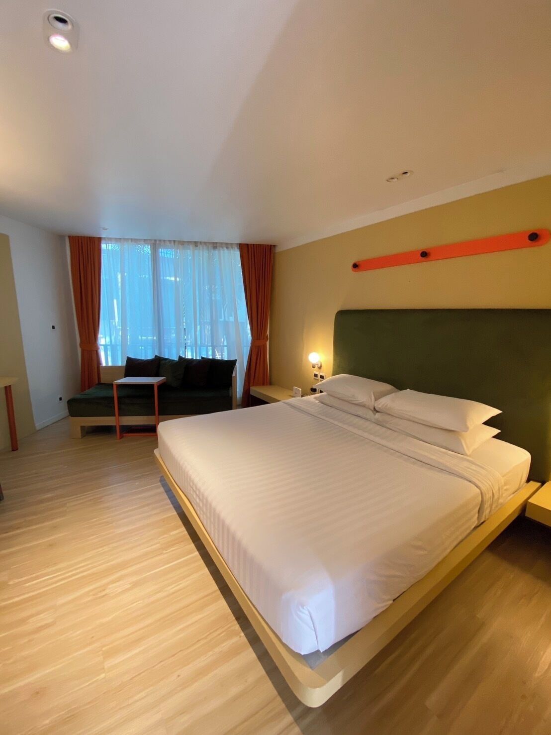 高级房 | 客房内保险箱、办公桌、遮光窗帘、隔音