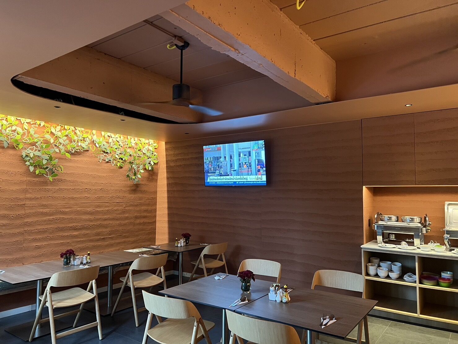 lunch and dinner served, international cuisine