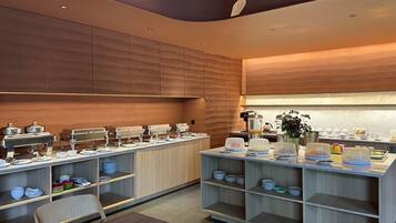 Se sirven comidas, cenas y cocina internacional