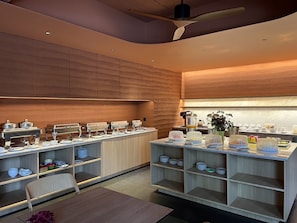 Déjeuner et dßner servis sur place, spécialités Cuisine internationale