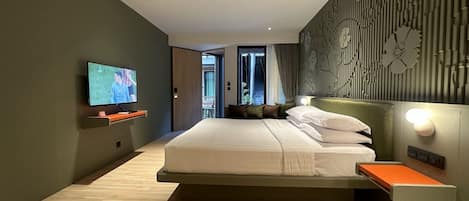 Deluxe Luxury | 1 bedroom, in-room safe, desk, blackout drapes