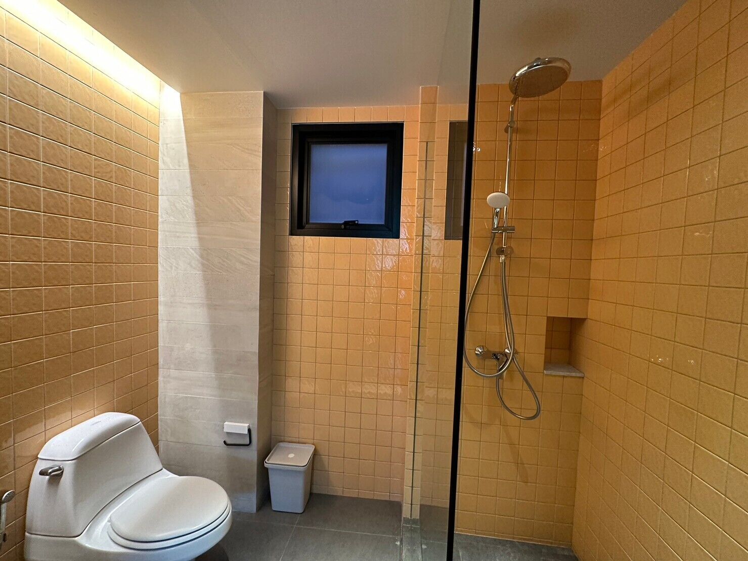 junior suite | bathroom | free toiletries, hair dryer, bidet, towels