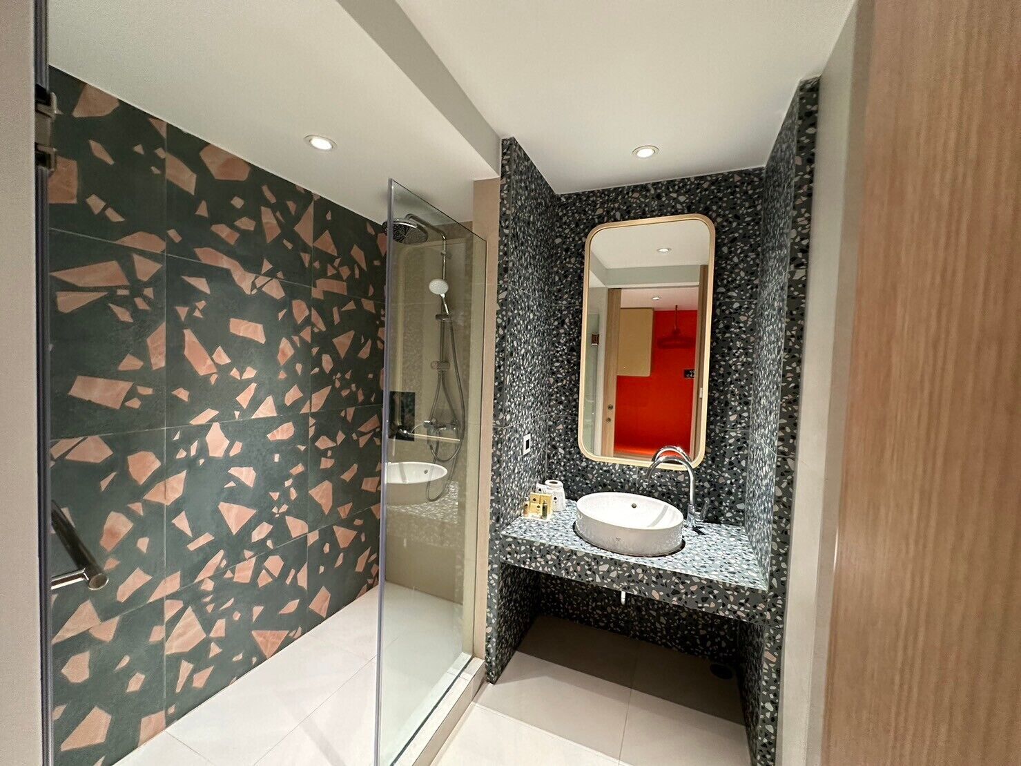 superior room | bathroom | free toiletries, hair dryer, bidet, towels