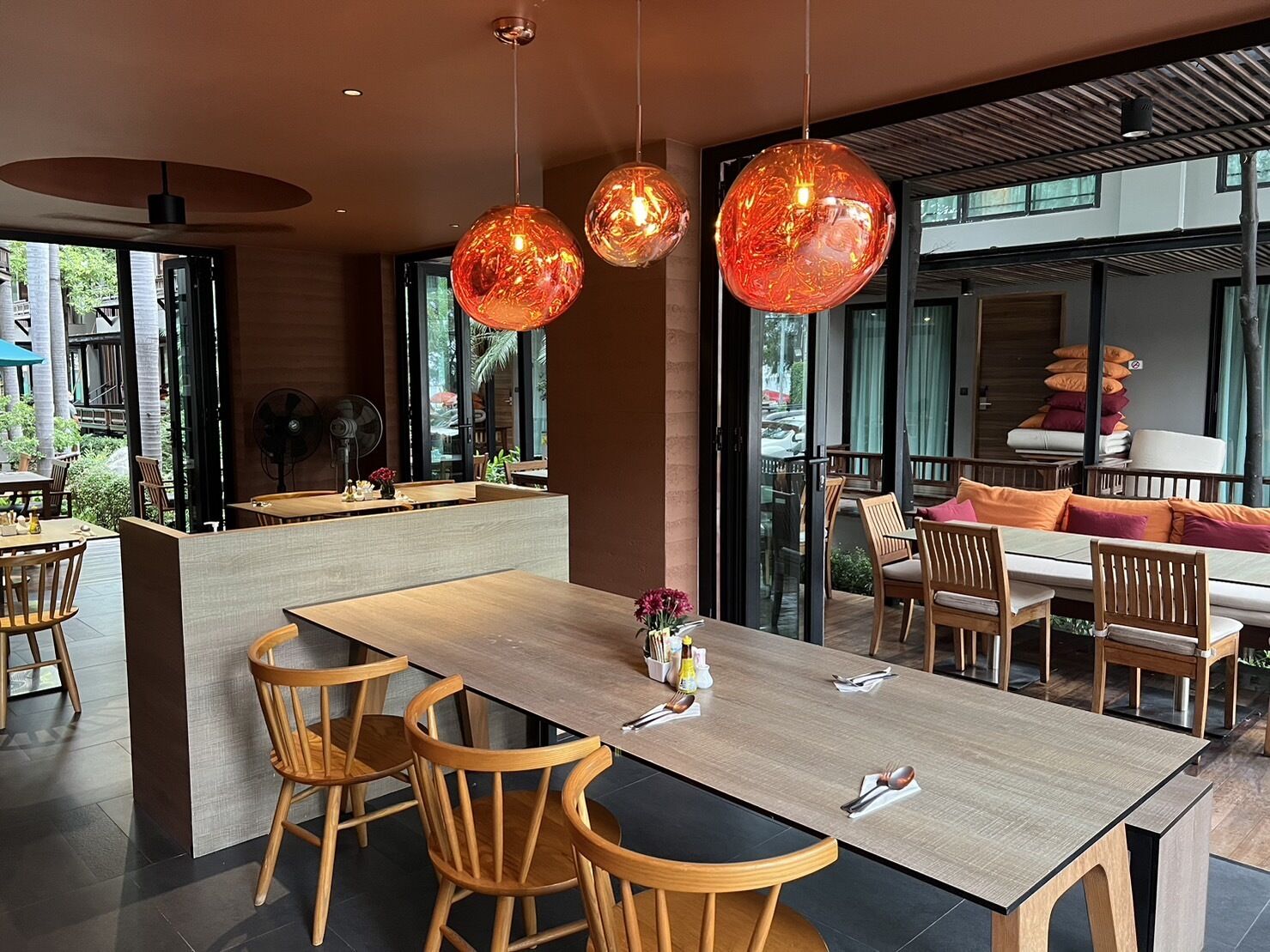 lunch and dinner served, international cuisine