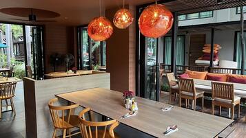 Lunch and dinner served, international cuisine