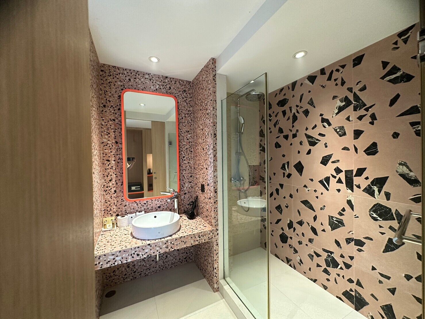 deluxe room, corner | bathroom | free toiletries, hair dryer, bidet, towels