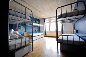 A dormitory room with bunk beds, a wooden floor, and a mural on the wall. - Five Elements Hostel (Frankfurt)