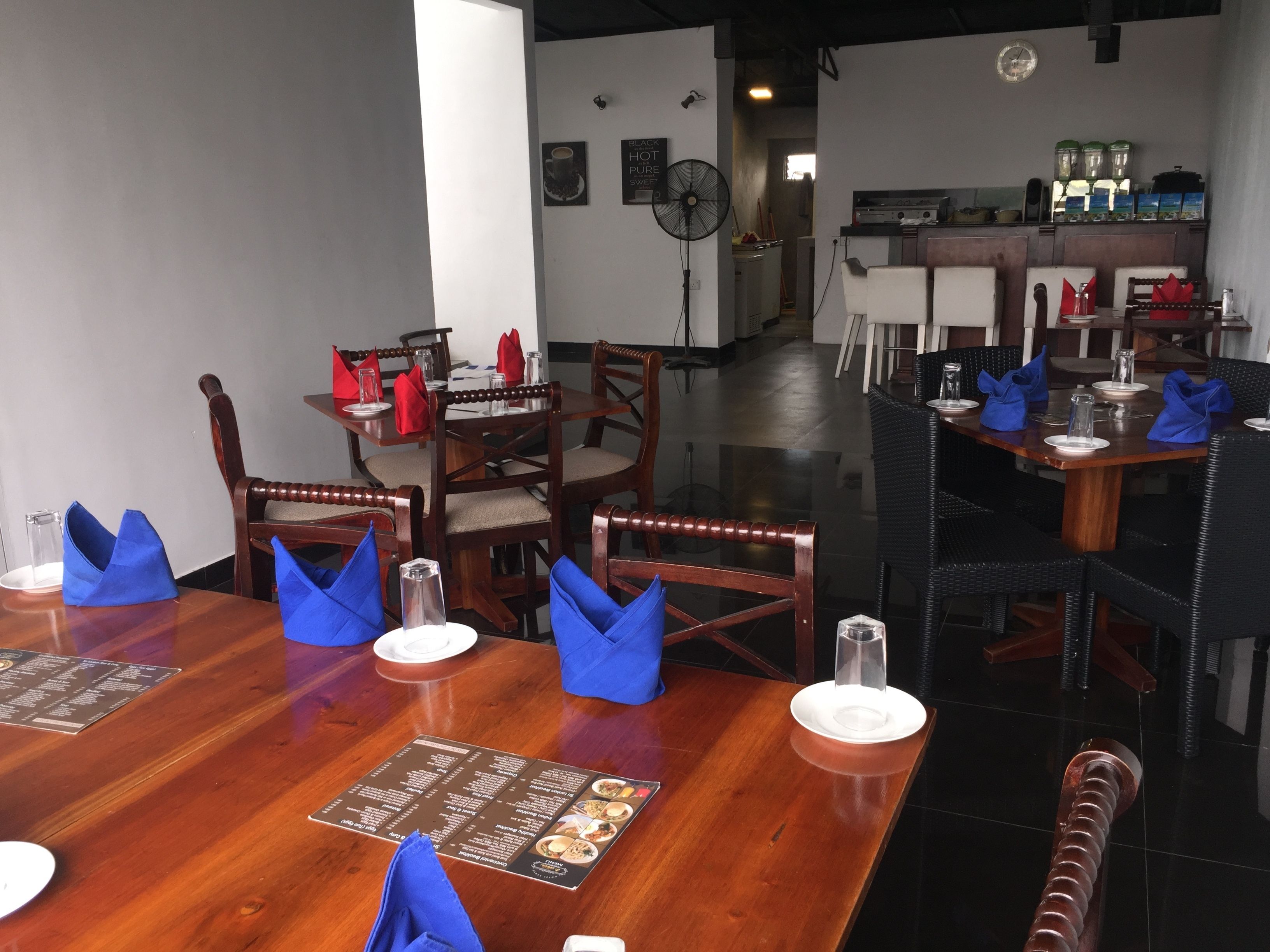 10 restaurants; breakfast, lunch, and dinner served