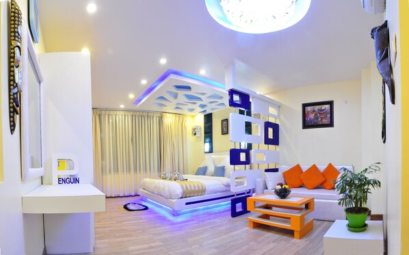 Classic Penthouse | Minibar, in-room safe, individually decorated, individually furnished