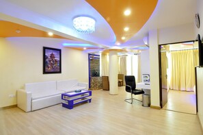 Presidential Suite | Living area | 42-inch LED TV with satellite channels, TV