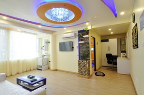 Junior Suite | Living area - Royal Penguin Boutique Hotel & Spa (Kathmandu)